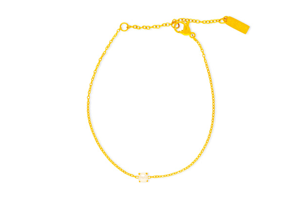 gold chain bracelet with a small pearl in the center