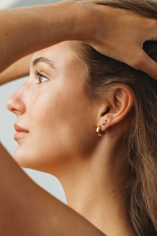 Simple gold rounded earrings